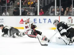 Connor Bedard marcou pelo terceiro jogo consecutivo, enquanto os Blackhawks seguravam os Kings por 2 a 1