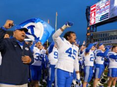 Assista Kalani Sita contando aos jogadores que ela vai ficar na BYU