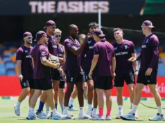 Stokes venceu o sorteio e decidiu rebater primeiro contra a Austrália no segundo teste de críquete do Ashes.