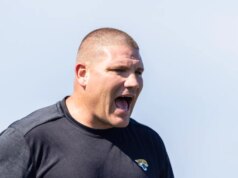 Cal está perto de um acordo para contratar Tosh Lupoi, do Oregon, como técnico de futebol