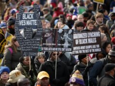 13 de dezembro, milhares de homens negros protestam contra assassinatos policiais