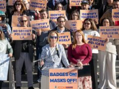 A nova lei do condado de LA proíbe coberturas faciais para policiais, incluindo aquelas usadas por agentes federais do ICE