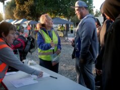 A vizinhança levanta as mãos e dá aos moradores desabrigados de South Bay uma sensação de pertencimento