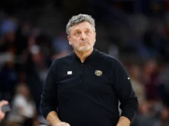O técnico de basquete de Oakland, Greg Kampe, chama a seção de estudantes ausentes: ‘Onde eles estão?’