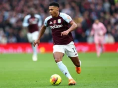 Unai Emery revelou que Ollie Watkins tem lidado com dores no joelho há mais de um ano