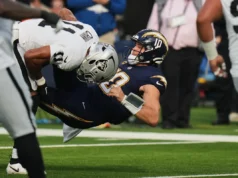 QB Justin Herbert quebrou um osso na mão esquerda, mas está otimista em jogar na próxima semana pelos Chargers