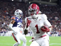 O presidente do comitê do College Football Playoff dá uma explicação confusa sobre por que o Alabama ultrapassou Notre Dame nas últimas classificações