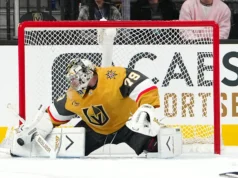 Hart voltou à NHL depois de quase dois anos, recebendo calorosas boas-vindas dos torcedores da casa