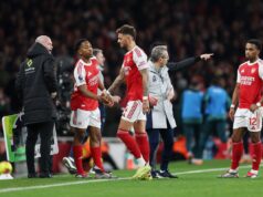 Mikel Arteta fez uma atualização sobre a lesão de Ben White depois que o zagueiro do Arsenal saiu mancando contra o Wolves