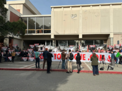 O juiz condenou Joe Rosenberg à prisão enquanto apoiadores protestavam do lado de fora do tribunal