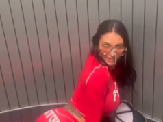 Estrela da Internet com moletom de ‘Psicose’ se separa quando ele e um amigo são expulsos do avião por ‘bêbados demais para voar’