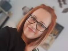 Momento em que uma mulher polonesa foi presa depois de ‘matar a namorada e desmembrar seu corpo para uma cirurgia de redesignação sexual’ foi mostrada no tribunal