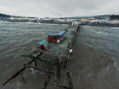 Indo, indo, foi! Um cais de 150 anos foi atingido pelas ondas quando um aviso amarelo foi emitido enquanto os britânicos se preparavam para um clima mais selvagem.