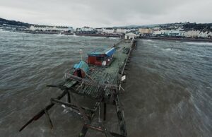 Indo, indo, foi! Um cais de 150 anos foi atingido pelas ondas quando um aviso amarelo foi emitido enquanto os britânicos se preparavam para um clima mais selvagem.