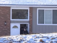 O garoto confuso, de 20 anos, perguntou à polícia ‘você conseguiu um band-aid?’ Enquanto ele cerca seus pais mortos na maldita casa