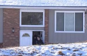 O garoto confuso, de 20 anos, perguntou à polícia ‘você conseguiu um band-aid?’ Enquanto ele cerca seus pais mortos na maldita casa