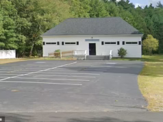 Uma festa infantil se transforma em caos depois que dois homens são mortos a tiros dentro do salão da igreja