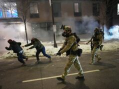 Manifestantes bloqueiam hotel em Minnesota em cenas caóticas em meio a distúrbios após o tiroteio de Alex Pretti