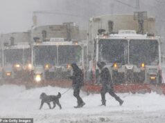A tempestade de inverno Fern causa estragos nos EUA, causando US$ 100 bilhões em danos, enquanto 17 estados ficam cobertos por trinta centímetros de neve, matando 16