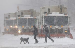 A tempestade de inverno Fern causa estragos nos EUA, causando US$ 100 bilhões em danos, enquanto 17 estados ficam cobertos por trinta centímetros de neve, matando 16