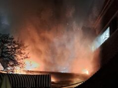 Bombeiros correm para combater um incêndio em Kensington Roof Gardens depois que o local popular foi destruído