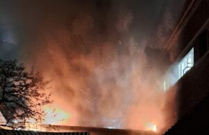 Bombeiros correm para combater um incêndio em Kensington Roof Gardens depois que o local popular foi destruído