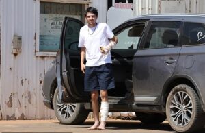 O único adolescente sobrevivente de uma suposta onda de triplos assassinatos teme que o suposto assassino retorne para “terminar o trabalho”, enquanto sua mãe aterrorizada patrulha a casa da família com um taco de beisebol.