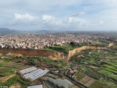 Centenas de pessoas foram evacuadas depois que um deslizamento de terra de 4 quilômetros na cidade siciliana deixou casas e carros na beira de uma montanha após a forte tempestade.