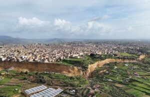 Centenas de pessoas foram evacuadas depois que um deslizamento de terra de 4 quilômetros na cidade siciliana deixou casas e carros na beira de uma montanha após a forte tempestade.