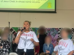 Professora de música loira glamorosa faz confissão chocante no tribunal enquanto fazia sexo com menino de 12 anos