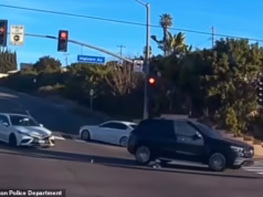 Momento assustador em que o bebê cai do SUV em movimento na Califórnia enquanto a mãe corre para salvar o filho