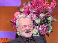 Graham Norton revela que teve que assinar ‘vários’ NDAs antes de sua suposta aparição no casamento de Taylor Swift com a estrela da NFL Travis Kelce