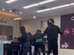 Ladrões descarados quebram o carro em uma joalheria antes de roubar a arma do proprietário em um golpe e apreensão chocante