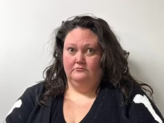 Mulher com suéter assombrado é presa após tentar recrutar outras pessoas nas redes sociais para conspirar para matar Trump