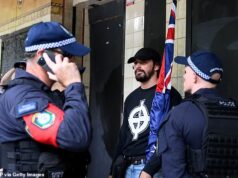 Manifestante acusado de discurso antissemita chocante no comício do Dia da Austrália sofre ferimentos graves
