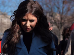 Christie Noem sofreu uma queda na confiança, pois apenas um terço dos americanos aprova o diretor do DHS