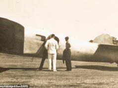 Foto inédita mostra Amelia Earhart ao lado de seu avião poucas horas antes de desaparecer para voar ao redor do mundo