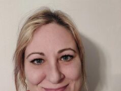 Advogado norte-americano, 44 anos, morreu em voo para Londres Heathrow depois de adormecer no ombro de sua mãe, ouviu inquérito