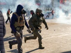 ‘É uma milícia que mata – eles não são bem-vindos’: indignação com os agentes do ICE que receberam funções de segurança nos Jogos Olímpicos de Inverno na Itália