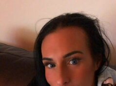 Adolescente acusado de matar mulher de 40 anos em ‘ataque com um soco’ do lado de fora de um pub chora ao comparecer ao tribunal