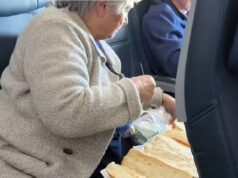 Chocada quando uma passageira de avião abre uma DELI improvisada na classe econômica para fazer sanduíches elaborados para sua família
