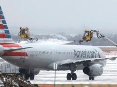 Funcionários incompetentes da American Airlines foram criticados por atrasar o voo por mais de 15 horas durante uma tempestade de neve… apenas para cancelá-lo