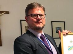 Diretor que disse a um colega pedófilo que foi ‘excitado por uma estudante’ foi poupado da prisão por um policial disfarçado