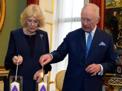 O Rei Carlos presta homenagem àqueles que estão “connosco em espírito” enquanto ele e Camilla assinalam o Dia Memorial do Holocausto com os sobreviventes