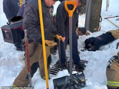 O menino caiu em um ralo profundo enquanto cavava um buraco na neve