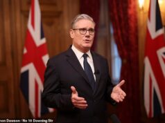 Ao voar para visitar Pequim, o primeiro-ministro insistiu que não faria vista grossa à ameaça da China