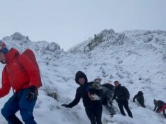 O momento em que adolescentes alpinistas resgatam adultos lamentavelmente despreparados em jeans e tênis de icebergs
