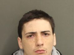 Adolescente mascarado rouba carro e supostamente diz a ela ‘desculpe… preciso ver minha avó’