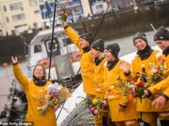A primeira tripulação feminina navega sem escalas ao redor do mundo após 57 dias, 21 horas e 20 minutos no mar