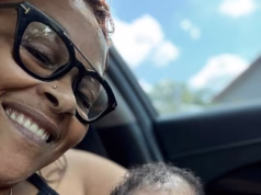 Avó arrasada de bebê adorável que morreu em seu berço culpa o erro fundamental da equipe de proteção infantil pela morte